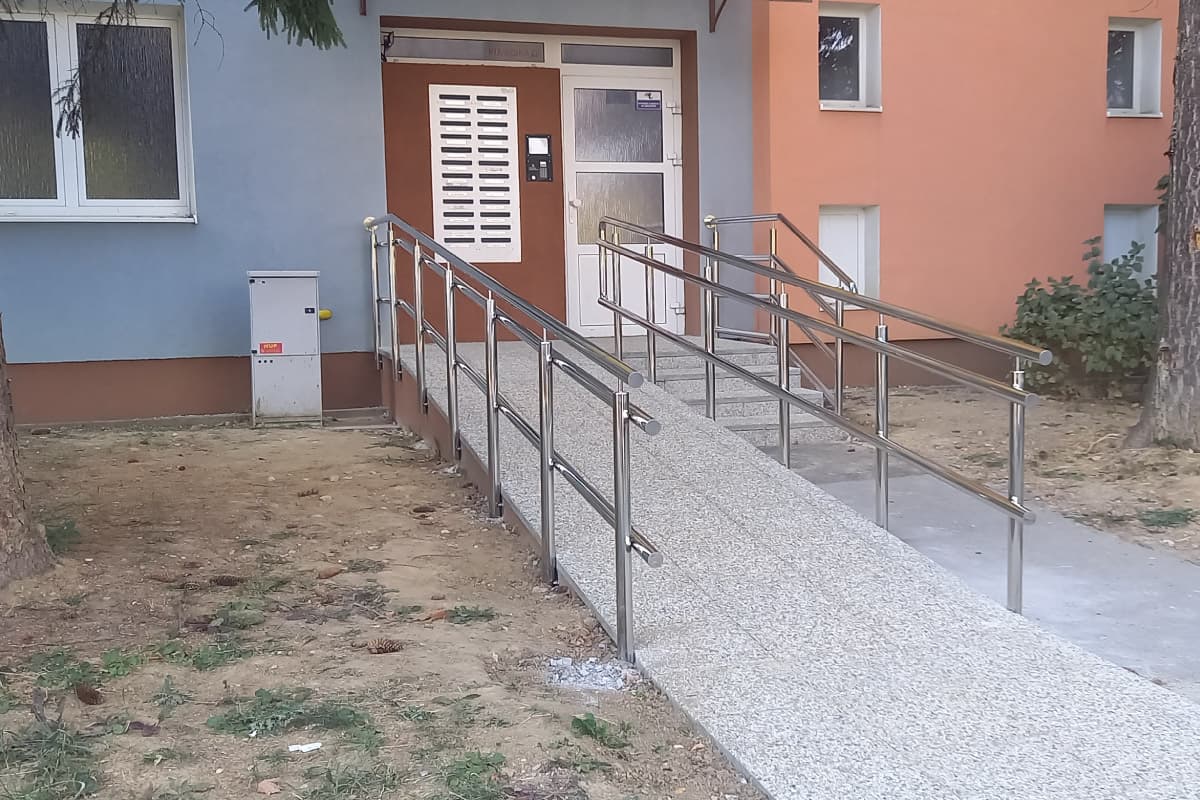 Nájazdová rampa pre bezbariérový vstup do bytového domu